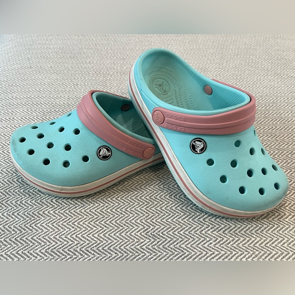 Youth Baby Blue Crocs w/ Pink Strap J2